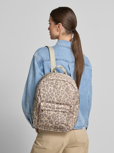 Kobiece model prezentuje plecak im Allover-Look model 'Puffy Midi Backpack' od STUDIO NOOS, detal z logo, uchwyt, paski na ramię, wzór na całej powierzchni, szerokość w rozmiarze 1: 33 cm, długość w rozmiarze 1: 35 cm, głębokość w rozmiarze 1: 12 cm, długość paska na ramię w rozmiarze 1: 56 cm, główna przegroda z zamkiem błyskawicznym, widok całej sylwetki z tyłu.
