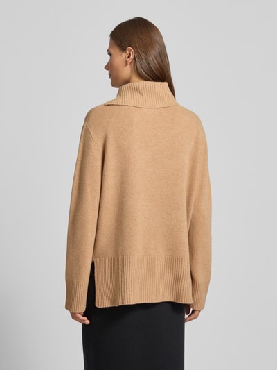 Christian Berg Woman Sweter z dzianiny z wełny lana z golfem i bocznymi rozcięciami Camel 5
