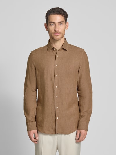 Mannelijk model draagt Slim Fit Business-Hemd aus Leinen mit Kentkragen van SEIDENSTICKER, bruin, zakelijk hemd, knoopsluiting, ganzkörperansicht van voren. Ruglengte maat 40: 69 cm, schouderbreedte: 43 cm, mouwlengte: 64 cm.