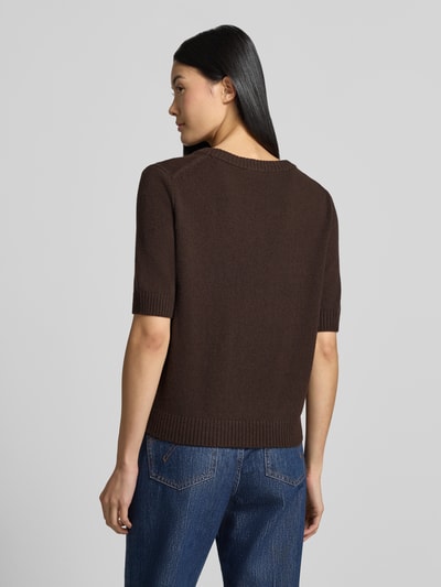Frauenmodel trägt Pullover aus Baumwoll-Mix in Feinstrick-Optik von COMMA, braun, taillierte Passform, gerippte Abschlüsse, Ganzkörperansicht Rückansicht.