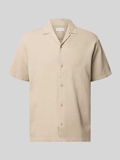 Produktfoto, Regular Fit Freizeithemd mit Strukturmuster Modell 'Global' von Jack & Jones aus Reiner Baumwolle in Beige, kurzärmelig, Reverskragen, durchgehende Knopfleiste, leicht strukturierte Oberfläche