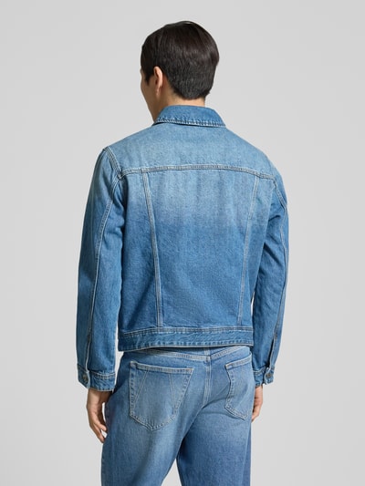 Mężczyzna nosi Jeansjacke mit Brusttaschen von MCNEAL, czysta bawełna, krój regular fit, niebieski dżins, widok całej sylwetki od tyłu.
