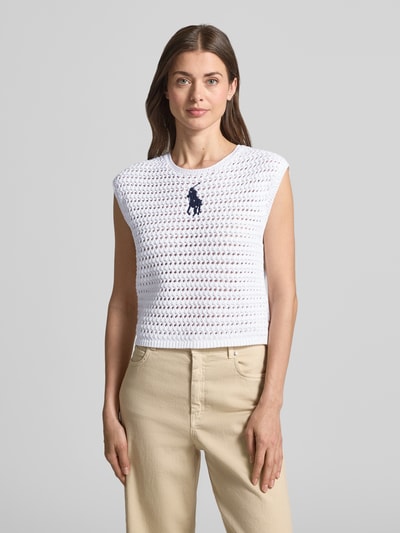 Kobiece modelka ma na sobie Regular Fit bezrękawnik z czystej bawełny od Polo Ralph Lauren, efekt: jednolity kolor, fakturowany wzór, wyhaftowane logo, okrągły dekolt, dzianina, widok całej sylwetki z przodu.