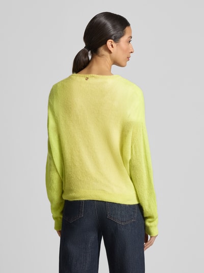 Kobiece model prezentuje Regular Fit Pullover aus Alpaka-Mix in Strick-Optik od Rich & Royal, mieszanka alpaki i wełny, okrągły dekolt, elastyczne wykończenia, długość tyłu 55 cm, długość rękawa 58 cm, imitacja dzianiny, jasny żółty kolor, widok całej sylwetki z tyłu.