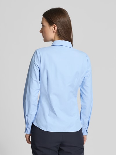 Männermodel trägt Hemdbluse mit Knopfleiste Modell 'NETTI' von Soyaconcept, krój slim fit, jasnoniebieski materiał, Ganzkörperansicht Rückansicht.