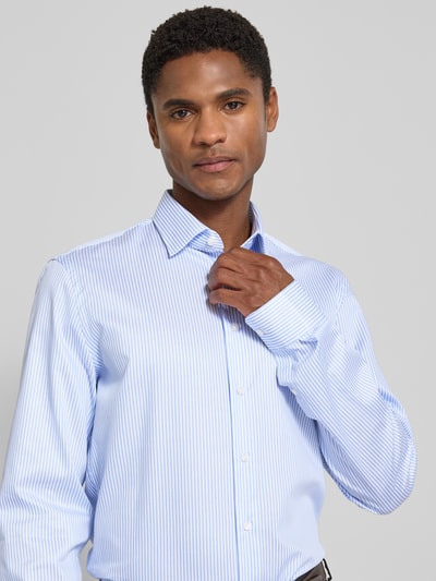 Männermodel trägt Extralanges Slim Fit Business-Hemd mit Kentkragen von Jake*s, Reine Baumwolle, Streifenmuster, Nahaufnahme Oberkörper.