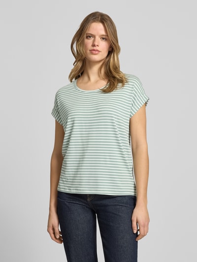 Vrouwenmodel draagt Regular Fit T-shirt uit viscosemix model 'MOSTER' van Only, effen kleuren, tweekleurige look, gestreept motief, jersey, korte mouw, ronde hals. Ganzichaansicht van voren.