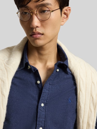 Männermodel trägt dunkelblaues Custom Fit Freizeithemd aus reiner Baumwolle von Polo Ralph Lauren, Nahaufnahme Oberkörper.