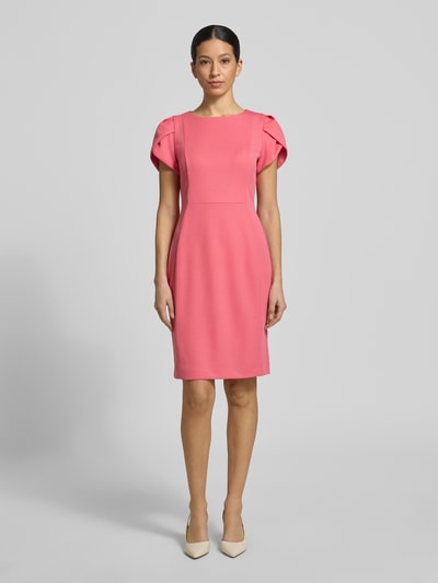 Frauenmodel trägt Knielanges Cocktailkleid mit Rundhalsausschnitt von Vera Mont in Pink, Material-Mix mit Stretch-Anteil, Gerader-Schnitt, Knielänge, Rückenlänge 97 cm, Brustweite 44 cm, Ärmellänge 18 cm, Ganzkörperansicht von vorne.