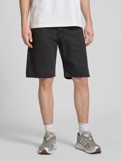 Mannenmodel draagt Baggy Fit korte jeans met steekzakken model 'ALEX' van Jack & Jones, puur katoen, kleur zwart, vooraanzicht, context: heren korte jeans, bandwijdte maat M 42 cm, binnenbeenlengte maat M 26 cm.