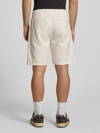Männermodel trägt Relaxed Fit Chinoshorts aus Baumwoll-Leinen-Mix von Pepe Jeans in Optik: Unifarben mit Label-Patch, Paspeltaschen, Ganzkörperansicht Rückansicht.