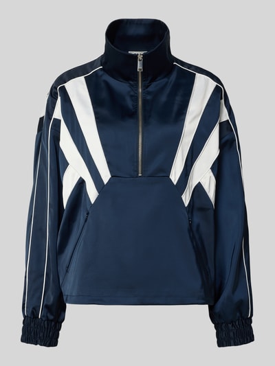 Produktfoto, Regular Fit Anorak mit Viskose-Anteil Modell 'Bicca' von Gestuz, elastyczna mieszanka materiałów z dodatkiem wiskozy, krój regular fit, model 'Bicca', stójka z zamkiem błyskawicznym, wpuszczane kieszenie z zamkiem błyskawicznym, elastyczne zakończenia rękawów, długość tyłu w rozmiarze 36: 60 cm, szerokość ramion w rozmiarze 36: 55 cm, szerokość klatki piersiowej w rozmiarze 36: 69 cm, długość rękawów w rozmiarze 36: 65 cm, ciemnoniebieski z białymi wstawkami, gładka, lekko połyskująca tekstura.