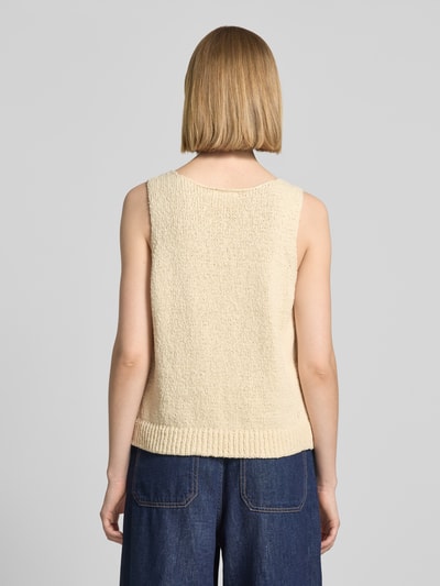 Frauenmodel trägt Regular Fit Oberteil in Strick-Optik Modell 'Hannalie' von MSCH Copenhagen in Beige aus Reine Baumwolle, Ärmelloses-Design, Rundhalsausschnitt, Rückenlänge bei Größe S/M 51 cm; Ganzkörperansicht Rückansicht.