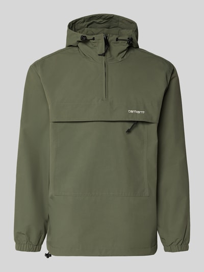 Produktfoto, olivgrüner Windbreaker mit Label-Stitching von Carhartt Work In Progress, Reißverschluss, Kapuze, Regular Fit, glatte Textur