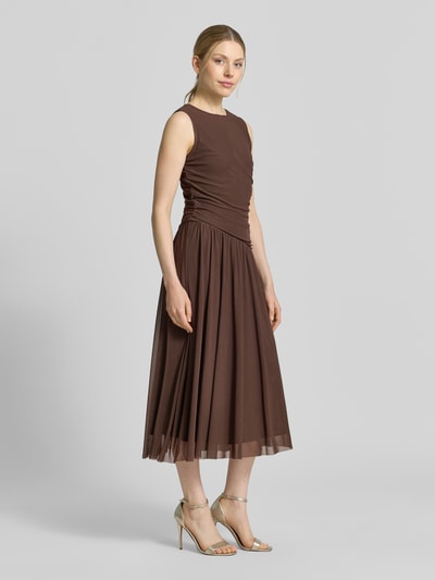 Vrouwenmodel draagt Midikleid aus Mesh in asymmetrischem Look van Christian Berg Woman Selection, bruin, recht model, ronde hals, mesh, asymmetrische look, ruglengte maat 36: 50 cm, borstwijdte maat 36: 39 cm, geheelbeeld vooraanzicht.