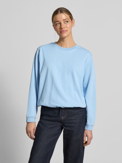 Vrouwenmodel draagt lichtblauw dames sweatshirt met ronde hals van biologisch katoen, relaxed fit, model 'Saida' van FREE/QUENT, vooraanzicht bovenlichaam.