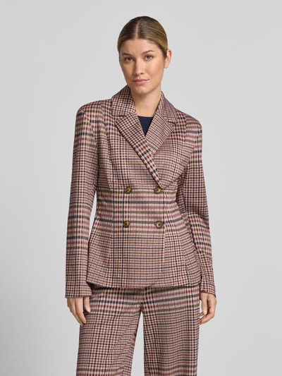 Frauenmodel trägt Slim Fit Blazer mit Viskose-Anteil Modell 'Kate' von ICHI, kariertes Muster, doppelte Knopfleiste, Ganzkörperansicht von vorne.