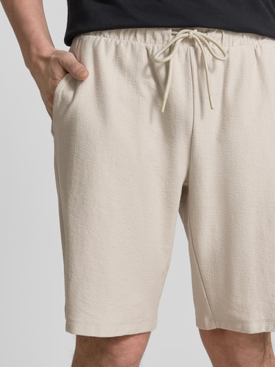 Männermodel trägt Bermudas mit Strukturmuster und elastischem Bund von Fynch-Hatton aus Reine Baumwolle, Regular-Fit, Nahaufnahme Oberkörper.