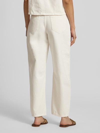 Frauenmodel trägt Wide Fit Jeans in verkürzter Passform Modell 'Dexter' von MSCH Copenhagen aus Reine Baumwolle, 5-Pocket-Design, Knopf-Reißverschluss, cremig-weiße Farbe, sichtbare Textur, Ganzkörperansicht Rückansicht.