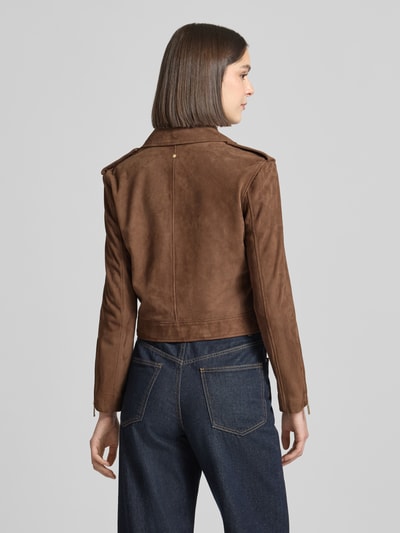 Frauenmodel trägt Lederjacke mit Umlegekragen und Reißverschluss von ARMANI EXCHANGE aus Ziegenleder in Braun, Rückenansicht Ganzkörperansicht. Regular-Fit, Rückenlänge 48 cm, Schulterbreite 42 cm, Brustweite 45 cm, Ärmellänge 58 cm.