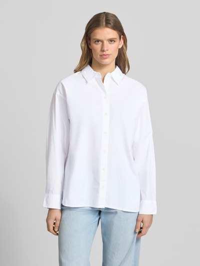 Kobiece modelka nosi Basic Hemd aus Baumwolle mit Hemdblusenkragen od Review, biała bawełna, krój regular fit, listwa guzikowa, sportowe mankiety, zaokrąglony dół, długość tyłu 73 cm, długość rękawów 55 cm, zdjęcie całej sylwetki z przodu.