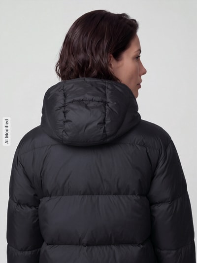 Frauenmodel trägt schwarze Daunenjacke mit abnehmbarer Kapuze von Polo Ralph Lauren, glatte Oberfläche, Ganzkörperansicht Rückansicht, KI-modifiziertes Bild.