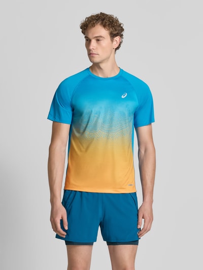 Męski model nosi Regular Fit T-Shirt mit Logo-Print Model 'Road' von ASICS TIGER w niebiesko-żółtych odcieniach, okrągły dekolt, długość tyłu w rozmiarze M: 70 cm, Ganzkörperansicht von vorne