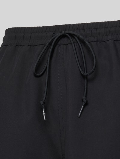 Produktfoto, Regular Fit Badeshorts mit Logo-Stitching Modell 'Chase' von Carhartt Work In Progress, schwarze Farbe, elastischer Bund mit Tunnelzug, glatte Textur, integrierter Slip, Herren Badeshorts
