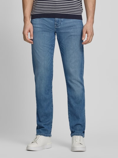 Męski model nosi Regular Fit Jeans aus Baumwoll-Mix von Tommy Hilfiger, stylizowana na denim, nity, naszywka z logo, wyhaftowane logo, 5 kieszeni, szlufki na pasek, zapięcie na guzik i kryty zamek błyskawiczny, mieszanka bawełny, Ganzkörperansicht von vorne.