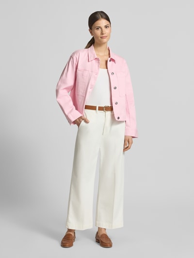 Vrouwenmodel draagt Regular fit jacke met borstzakken model 'Bess' van Soyaconcept, elastische katoenmix, roze kleur, voorkant volledige lichaamsaanzicht