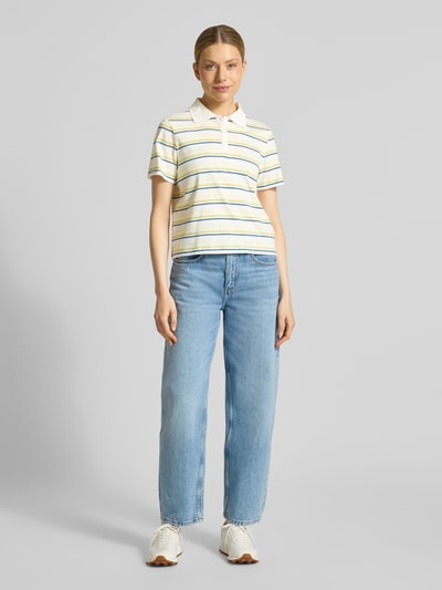 Kobiece model prezentuje Regular Fit Poloshirt aus reiner Baumwolle od s.Oliver RED LABEL, prążkowany materiał bawełniany, wielokolorowy, paski, kołnierzyk polo, dekolt w serek, krótki rękaw, przód, widok całej sylwetki.