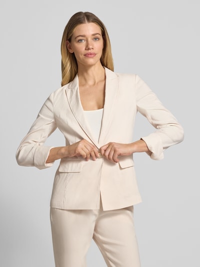 Frauenmodel trägt Blazer aus Leinen-Mix mit Reverskragen von Marc Cain, Taillierter Schnitt, Knopfverschluss, Pattentaschen, Nahaufnahme Oberkörper.