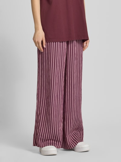 Frauenmodel trägt Regular Fit Weite Hose aus Viskose-Mix Modell 'MELDOLA' von Only, mehrfarbig, gestreift, Popeline, 7/8-Länge, seitliche Eingrifftaschen, Nahaufnahme Unterkörper.