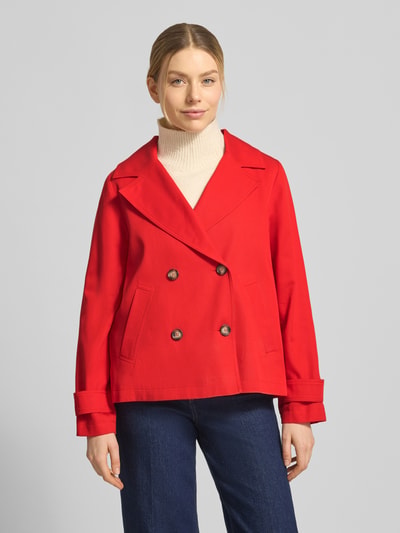 Kobiece modelka nosi kurtkę 'Jacke aus Lyocell-Mix' od MORE z mieszanki lyocellu i bawełny, czerwony kolor, wpuszczane kieszenie, luźny krój, kołnierz z połami, listwa guzikowa 2-rzędowa, patki przy mankietach, długość tyłu 61 cm, szerokość ramion 37 cm, szerokość w rozmiarze 36: 49 cm, długość rękawów 60 cm, widok całej sylwetki z przodu.