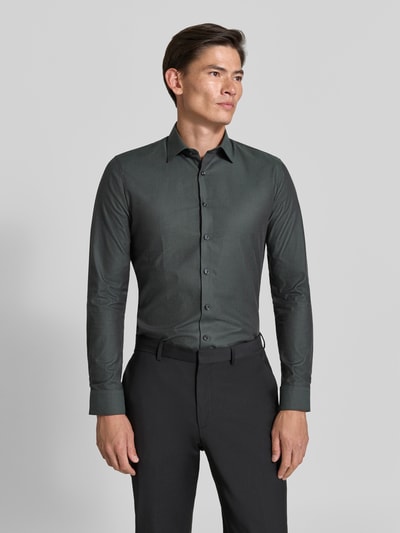Männermodel trägt dunkelgraues Super Slim Fit Businesshemd aus Baumwoll-Mix von OLYMP No. Six mit glatter Textur, Ganzkörperansicht von vorne.