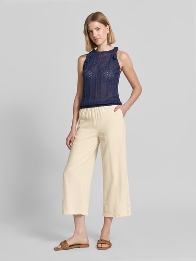 Frauenmodel trägt Wide Fit Stoffhose aus Leinen-Mix mit Viskose-Anteil Modell 'Ina' von Soyaconcept, helle Farbe, strukturierte Textur, elastischer Bund, verkürzte Passform, Ganzkörperansicht von vorne.