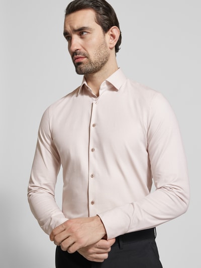 Männermodel trägt Super Slim Fit Business-Hemd Modern Kent Uni Twill von OLYMP, Baumwoll-Mix, helle Farbe, Knopfleiste, Nahaufnahme Oberkörper. Rückenlänge 80 cm, Schulterbreite 44 cm, Ärmellänge 66 cm bei Größe 40.