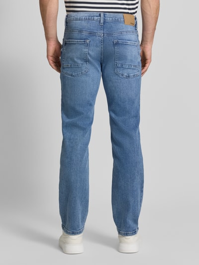 Männermodel trägt Regular Fit Jeans mit Eingrifftaschen von MCNEAL in hellblauem Used-Look, Baumwoll-Elasthan-Mix, Ganzkörperansicht Rückansicht.