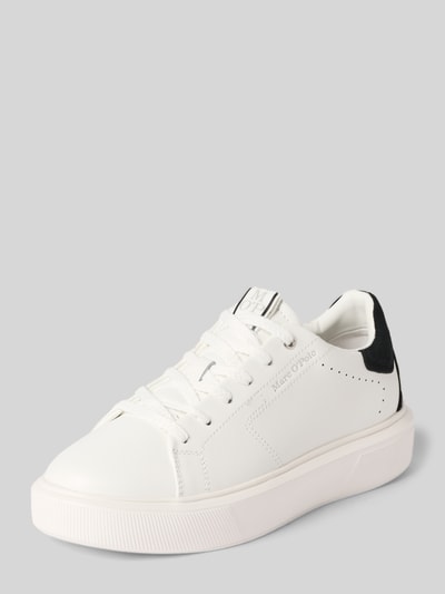 Produktfoto, Low Top Sneaker aus echtem Rindsleder von Marc O’Polo in Weiß, unifarben, runde Schuhspitze, flacher Absatz, Glattleder, Label Print, Schnürung, leicht profilierte Sohle