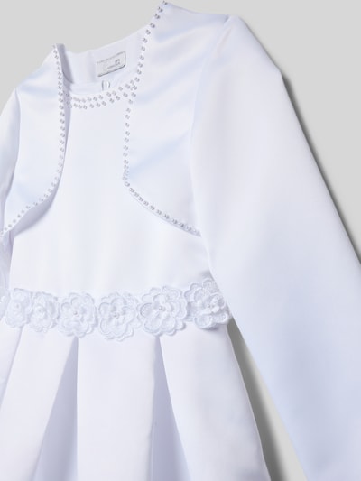 Mädchen trägt Kleid mit Perlen von Happy Girls in Weiß, A-Linie, Rundhalsausschnitt, Taillenband, Bolero, Nahaufnahme Oberkörper.
