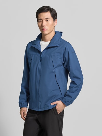 Männermodel trägt blaue Herren Jacke mit Kapuze Modell 'BROCTON' von Icepeak, Regular-Fit, Reißverschluss, Ganzkörperansicht von vorne. Rückenlänge bei Größe 50: 65 cm, Schulterbreite: 49 cm, Brustweite: 57 cm, Ärmellänge: 67 cm.
