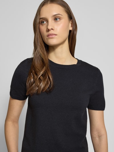 Frauenmodel trägt Strickshirt aus Viskose-Mix mit Rundhalsausschnitt von Review, Regular Fit, Rippbündchen, Nahaufnahme Oberkörper.