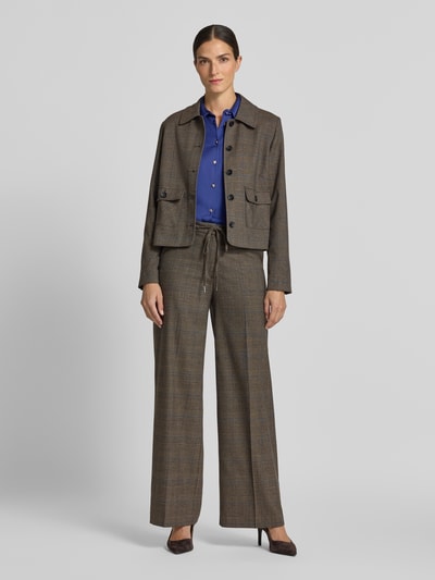 Frauenmodel trägt Stoffhose mit Bügelfalte und Kordelzug von MORE & MORE im Wide Fit, braune Textur, Ganzkörperansicht von vorne.