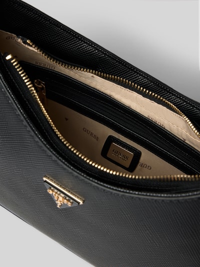 Produktfoto, Shoulder Bag in Leder-Optik Modell 'Noelle' von GUESS mit Reißverschluss, Logo-Detail, schwarze Struktur, goldene Details, Ansicht von schräg oben, Hauptfach und Innenfächer sichtbar, Maße laut Kontext 25x18x6 cm, Länge Schulterriemen 65 cm