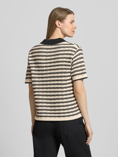 Frauenmodel trägt Strickshirt mit Polokragen Modell 'CHANY' von ICHI im Baumwoll-Mix, Regular-Fit, gestreift, Ganzkörperansicht Rückansicht.