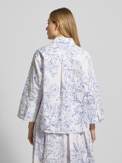 Frauenmodel trägt Relaxed Fit Bluse mit verdeckter Knopfleiste und 3/4-Arm von Gant aus reiner Baumwolle, Allover-Look, Ganzkörperansicht Rückansicht.
