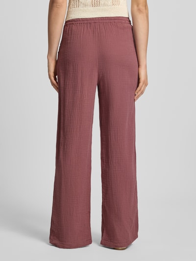 Frauenmodel trägt Relaxed Fit Weite Hose aus Bio-Baumwolle Modell 'THYRA' von Only, Optik: Unifarben, Crêpe-Struktur, Ganzkörperansicht Rückansicht.
