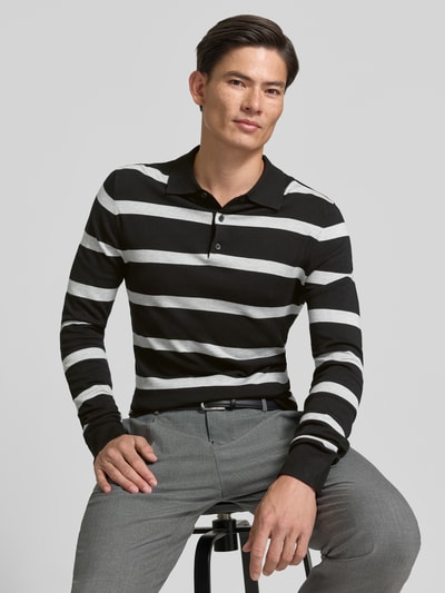 Männermodel trägt Strickpullover mit Polokragen Modell 'VERO' von MCNEAL, schwarz-grau gestreift, Viskose-Mix, Nahaufnahme Oberkörper.