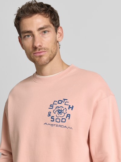 Scotch & Soda sweter o kroju relaxed fit z nadrukiem z logo Brudnoróżowy 3