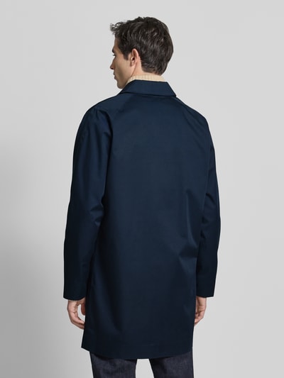 Männermodel trägt Regular Fit Regenjacke mit Baumwoll-Anteil Modell 'ROKIG' von Barbour, efekt: jednolity kolor, krój regular fit, wykładany kołnierz, zapięcie ukryta listwa guzikowa, długi rękaw, funkcja: wodoszczelny i oddychający, wpuszczane kieszenie boczne, kieszeń wewnętrzna, mieszanka materiałów z bawełną, Ganzkörperansicht Rückansicht.